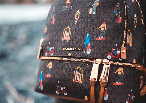 worden nep michael kors tassen met de hand gemaakt|Herkennen of een designertas echt is of nep: 8 stappen (met .